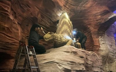 Japanische Robotik-Spezialisten warten Dinosaurier